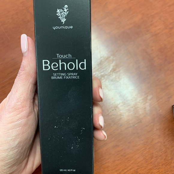 NIB Younique setting spray